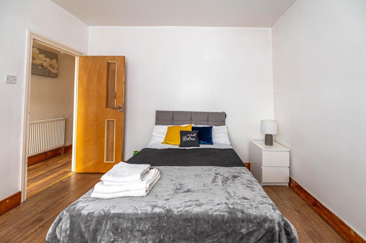 Beautiful 4 Bedrooms House, 7 Walk To Train Station Plumstead  Kültér fotó