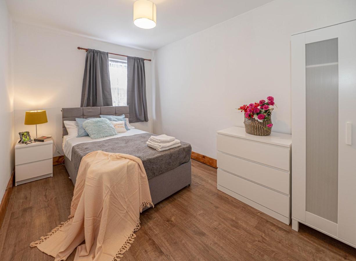 Beautiful 4 Bedrooms House, 7 Walk To Train Station Plumstead  Kültér fotó