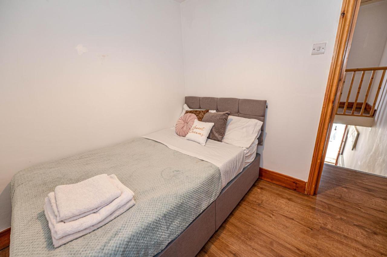 Beautiful 4 Bedrooms House, 7 Walk To Train Station Plumstead  Kültér fotó