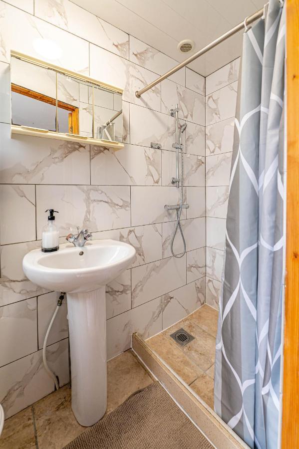 Beautiful 4 Bedrooms House, 7 Walk To Train Station Plumstead  Kültér fotó