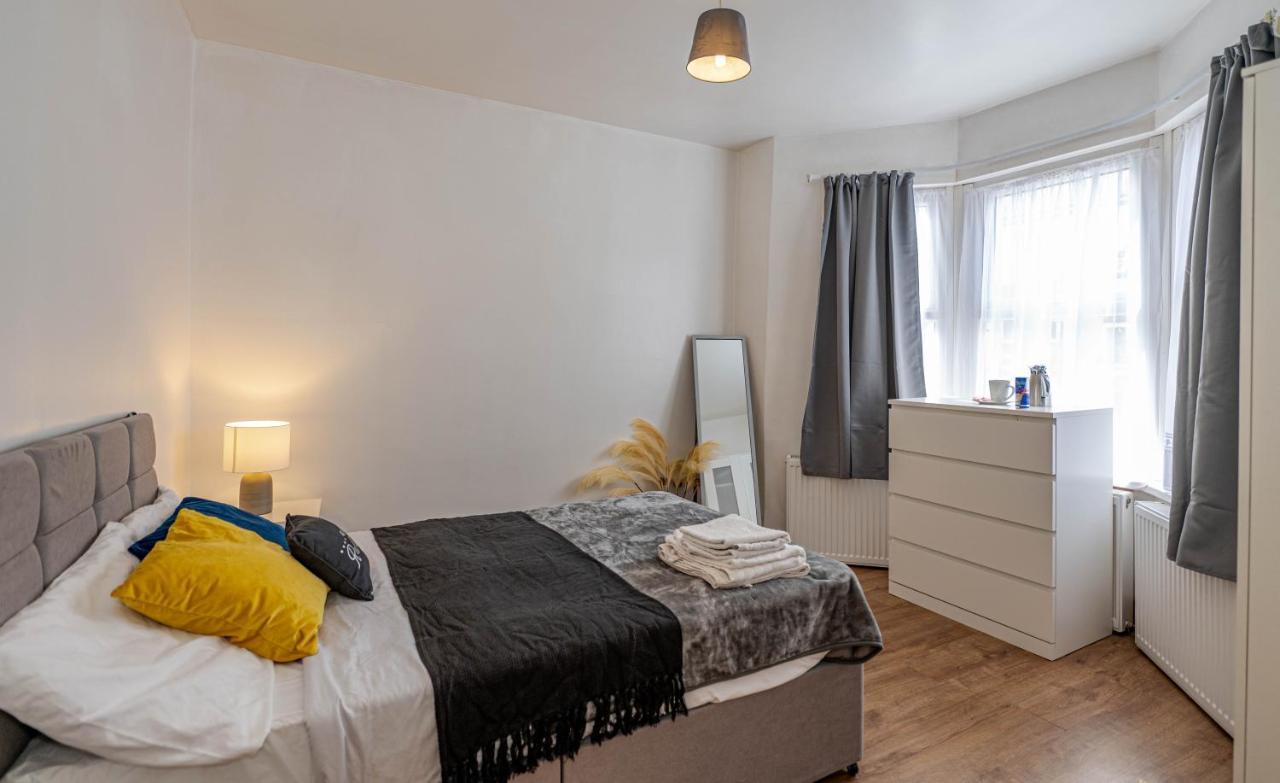 Beautiful 4 Bedrooms House, 7 Walk To Train Station Plumstead  Kültér fotó