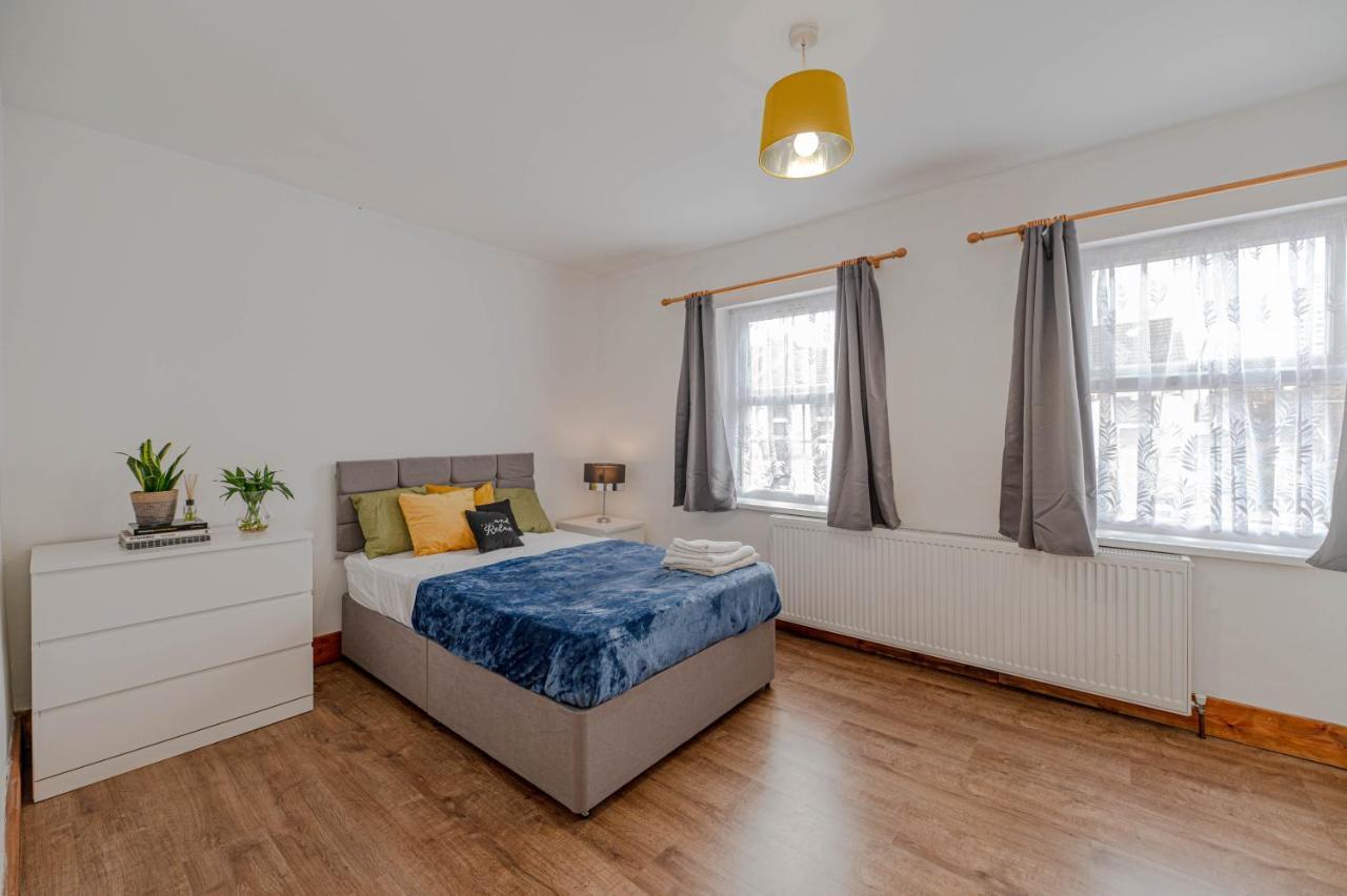 Beautiful 4 Bedrooms House, 7 Walk To Train Station Plumstead  Kültér fotó