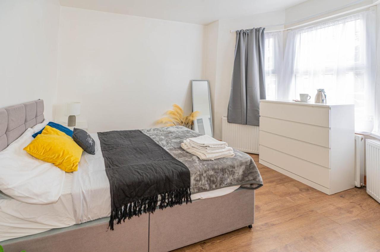 Beautiful 4 Bedrooms House, 7 Walk To Train Station Plumstead  Kültér fotó